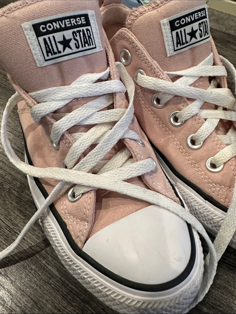 🍑 Converse Low Top Sneakers